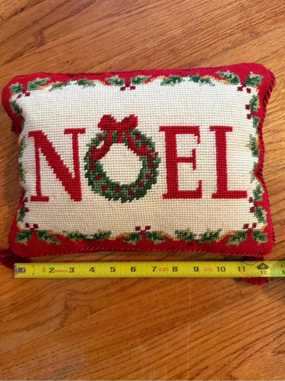 NOEL COLONIAL WILLIAMSBURG Christmas holiday needlepoint cross-stitch Pillow